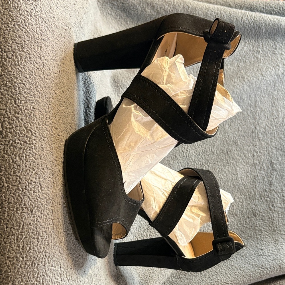 Chic Black Women's Heels - Picture 3 of 4